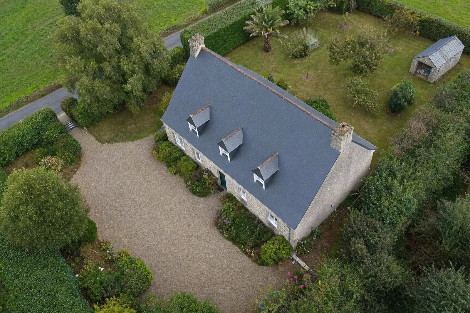 Vue aérienne d'une maison nettoyée par drone