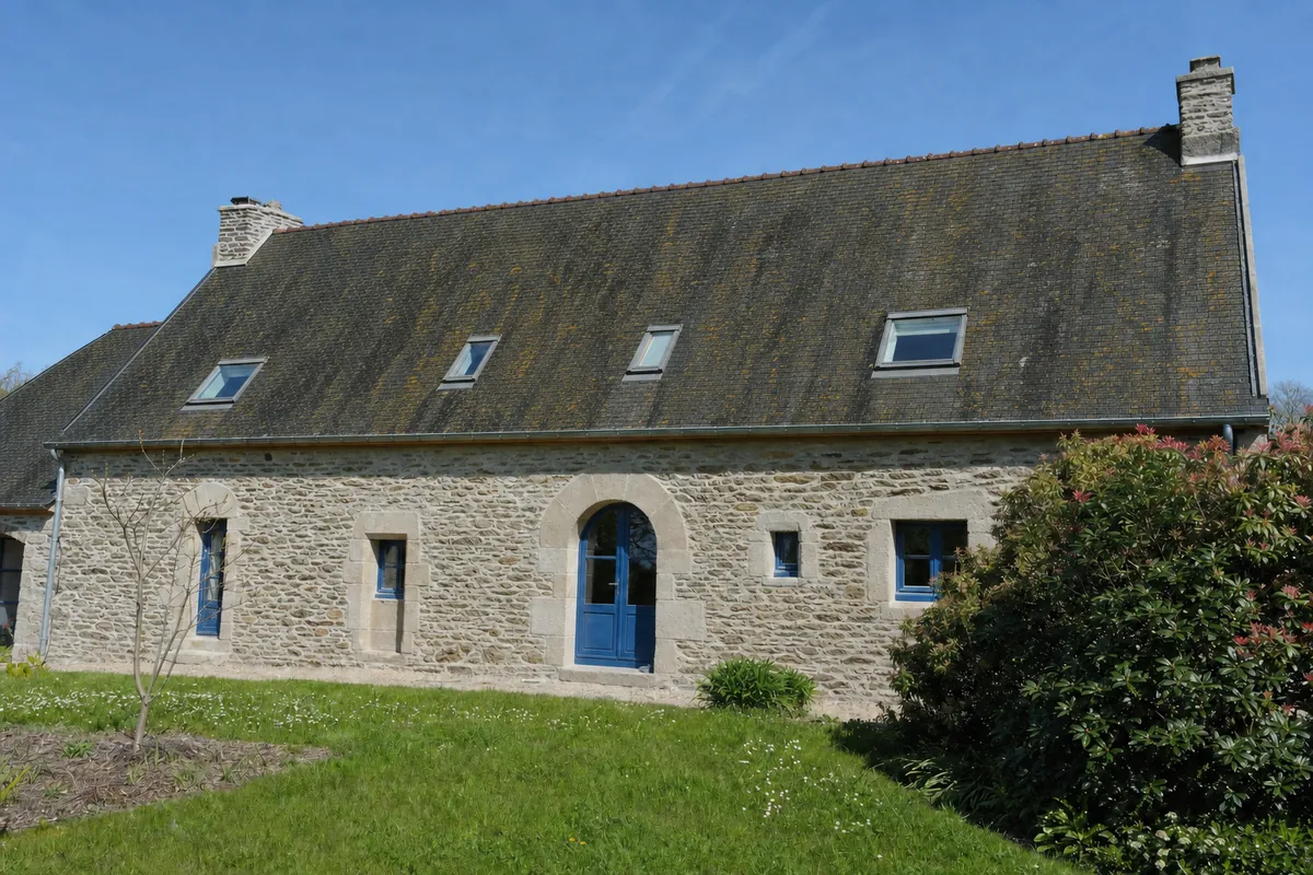 Longère bretonne à toiture ardoise couverte de mousses avant nettoyage