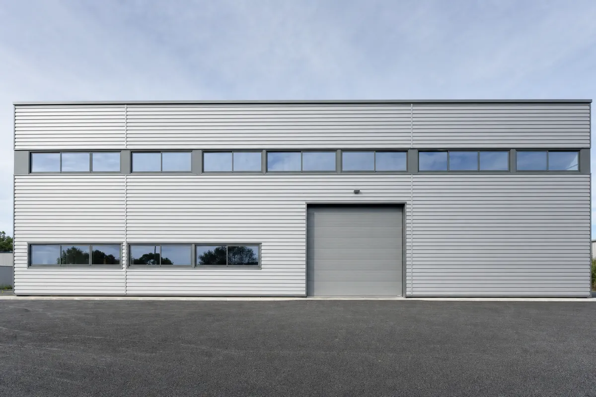 Bardage métallique de bâtiment professionnel propre après nettoyage par drone