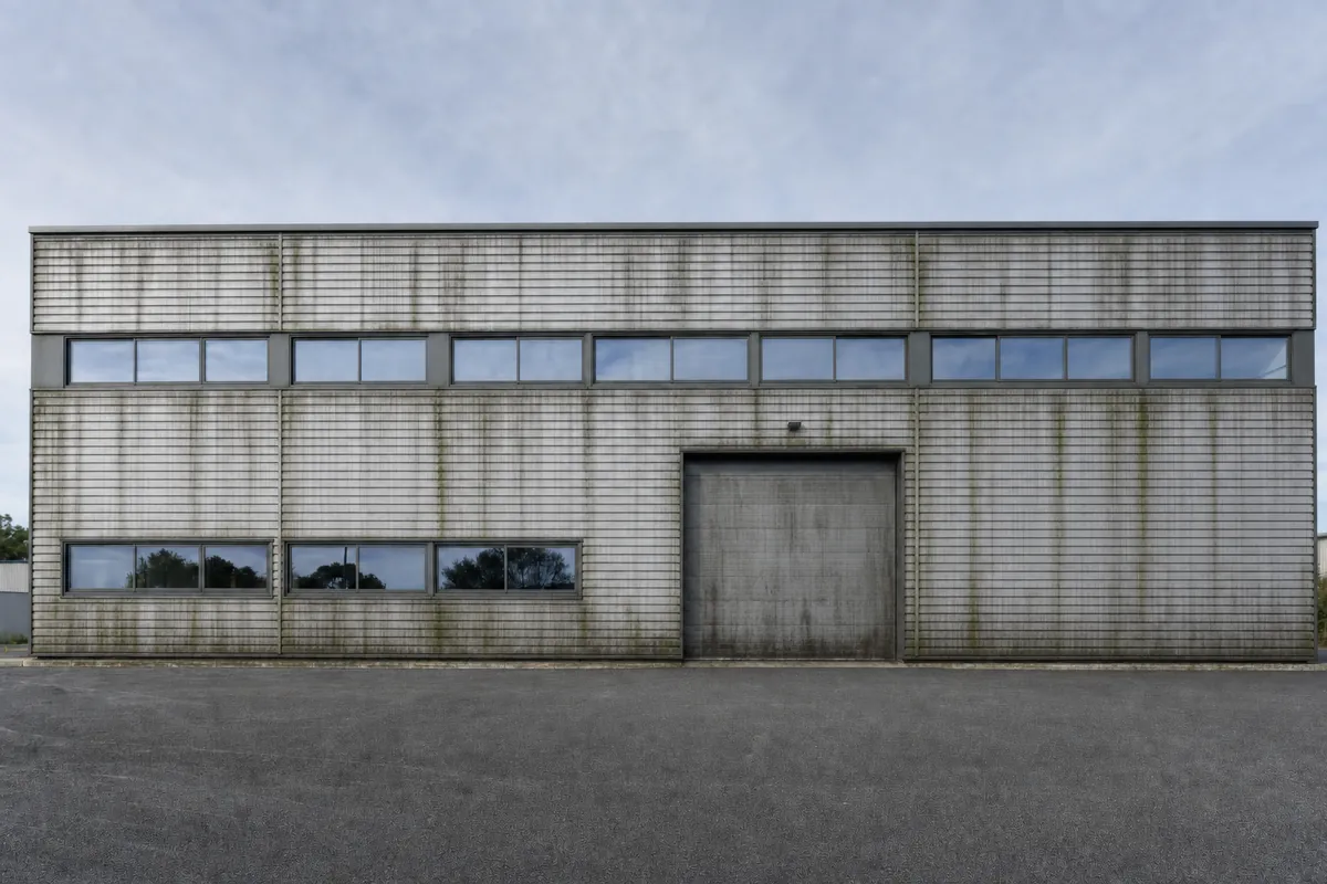 Bardage métallique de bâtiment professionnel encrassé avant nettoyage